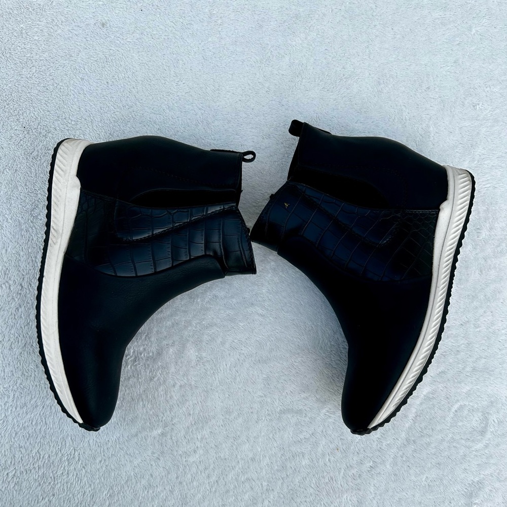 Baretraps Jaci Sporty Ankle Boot Booties Size 7 Black Round Toe Wedge Zip Up